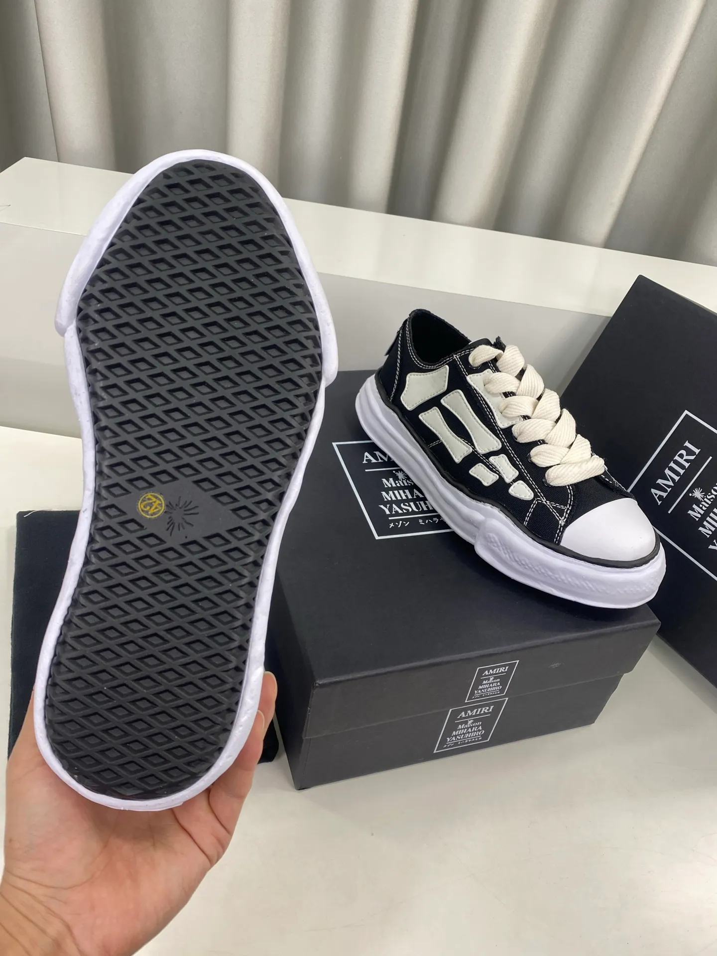 [AMIRI Handmade clay mold soles and AMIRI's iconic BONES leather embroidery details are a major feature of the shoe, showing unique craftsmanship and style🚩 Material: Upper original custom space Monica canvas! Lining: original technical cloth, outsole: original molded steel-stamped EVA foam bottom,